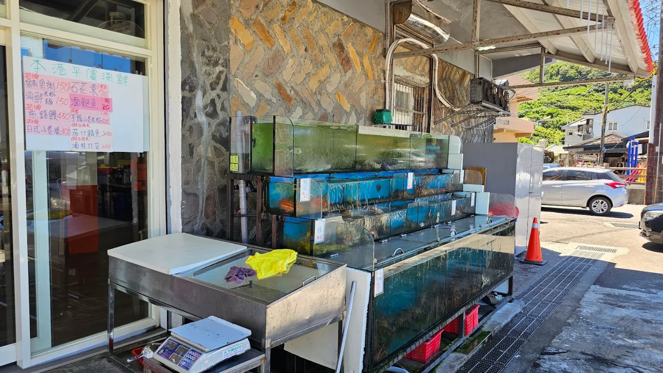 店家提供的卯澳餐廳店外活魚水族箱照片