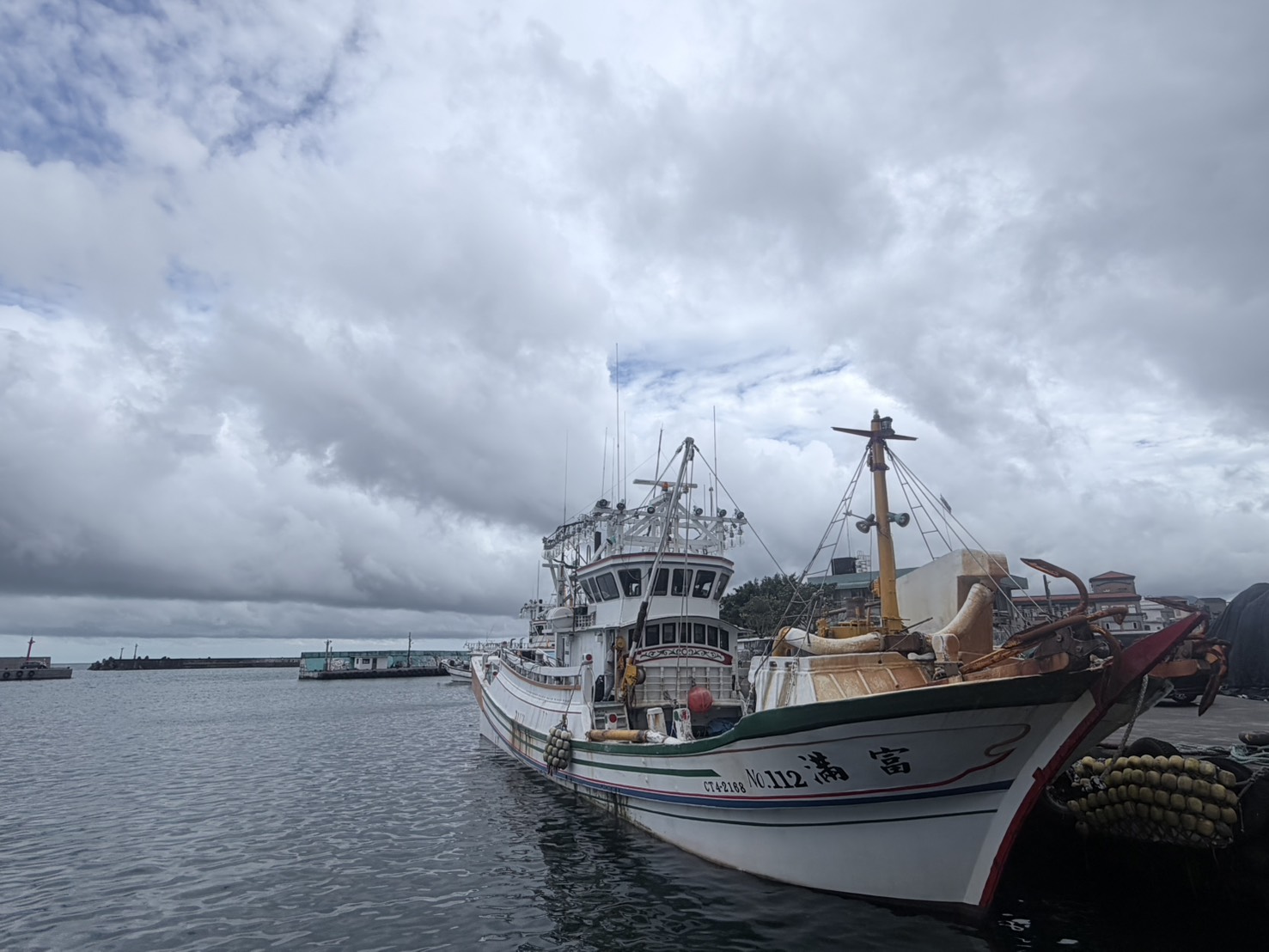 卯澳鯖鰺旭魚海鮮小吃自家漁船停泊於漁港