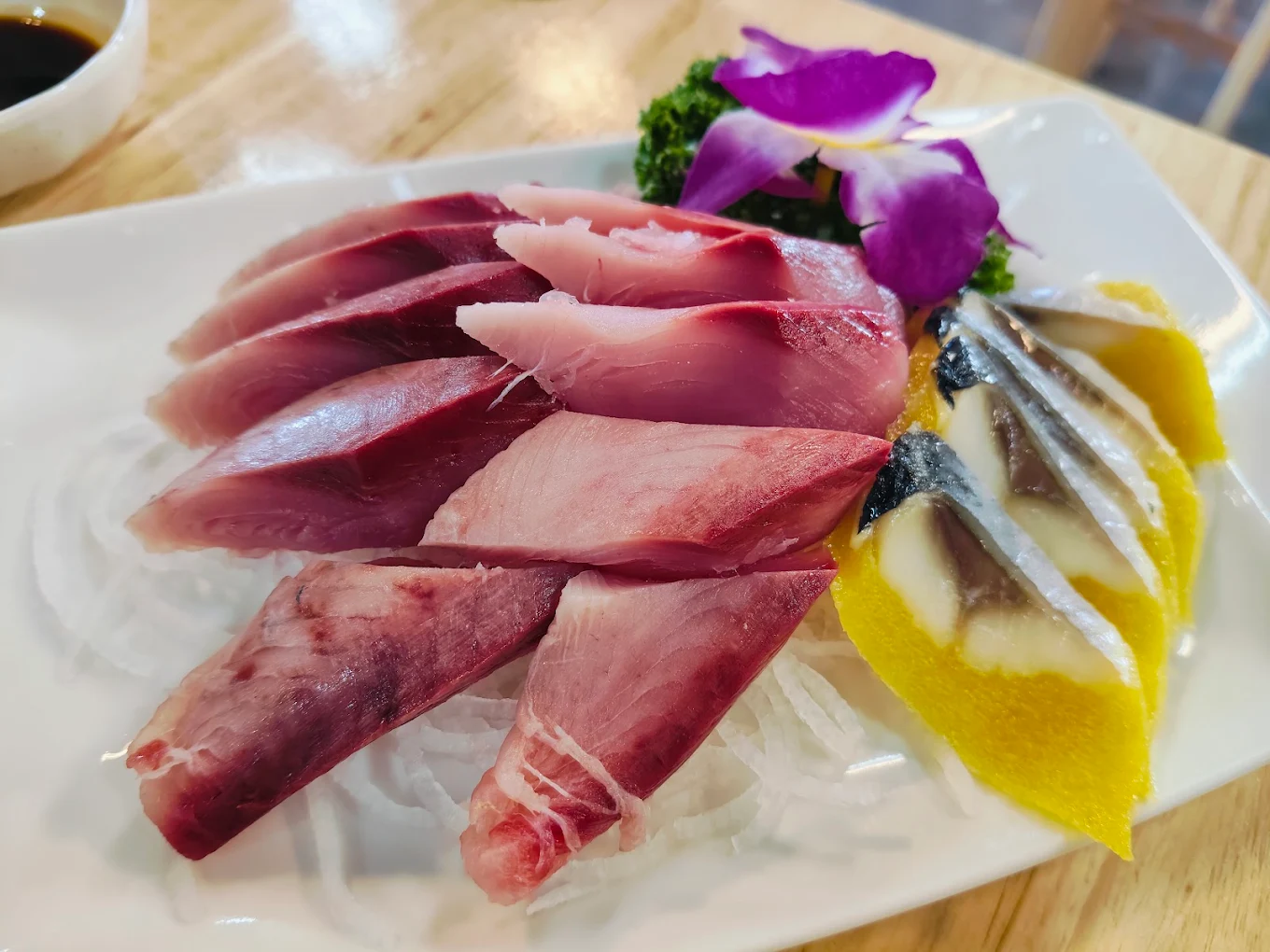 店家提供的生魚片與海鮮拼盤料理照片